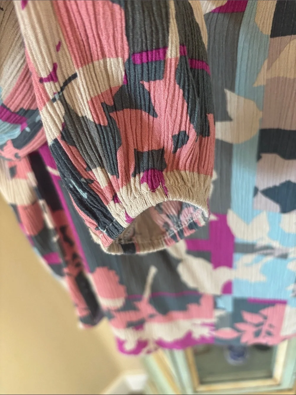 ANDRÉE BY UNIT Floral Pleated Top in Pink, Gray & Light Blue